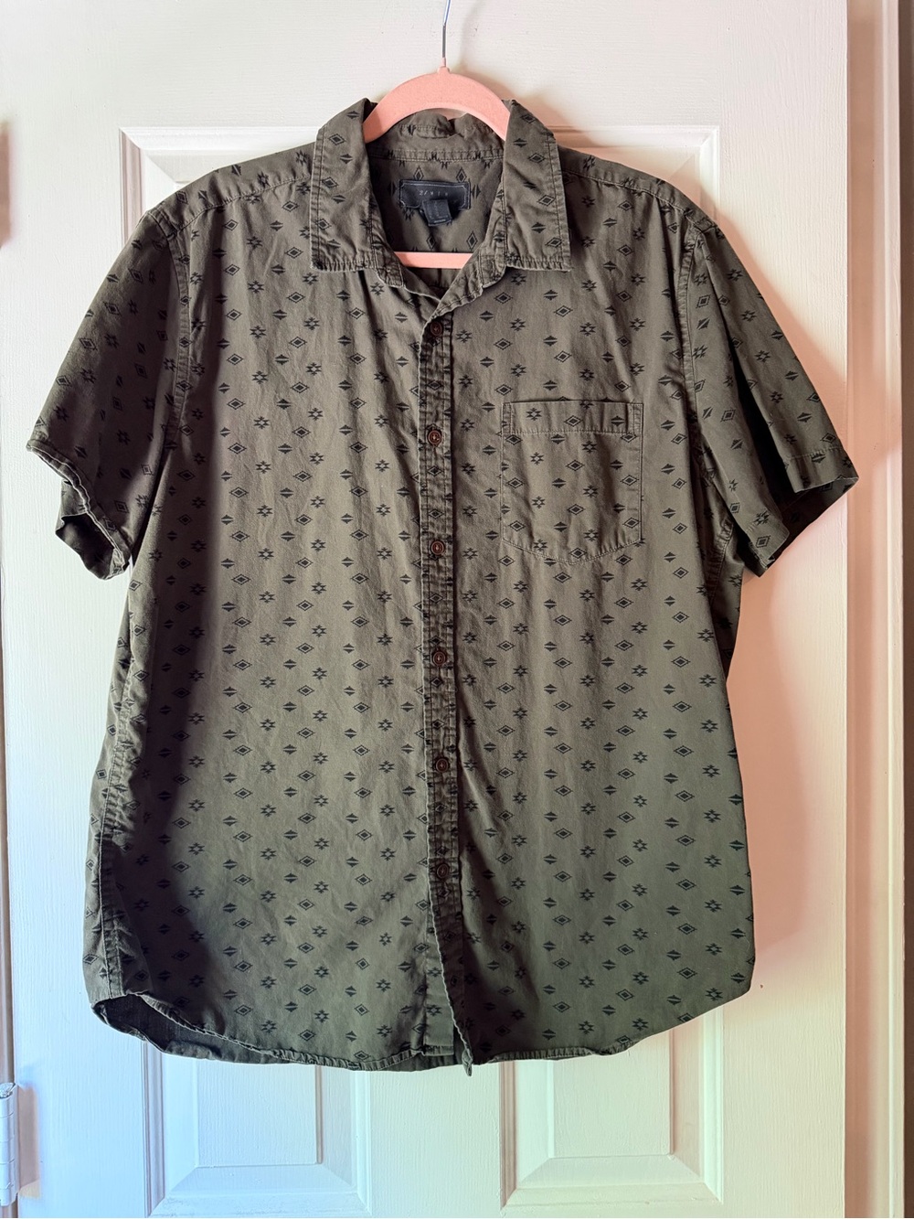 American Eagle Outfitters Olive Short-Sleeve Button-Up with Subtle Print